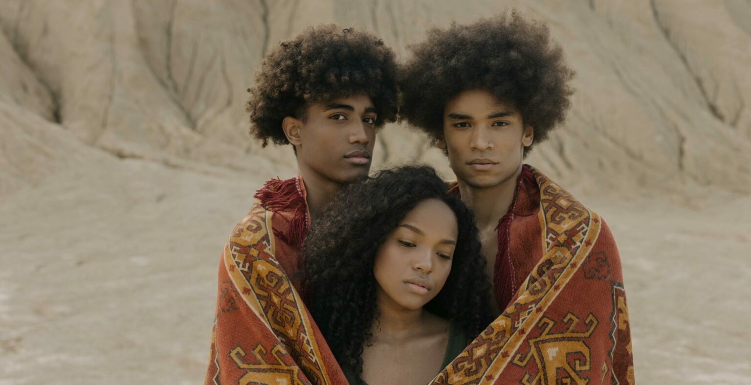 3 personnes aux cheveux crépus